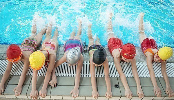 کودکان 8 ساله در حال یادگیری شنا